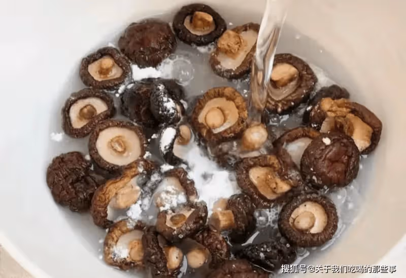 泡發乾香菇，記住不要直接用水泡，教你一招，10分鐘泡軟又乾淨