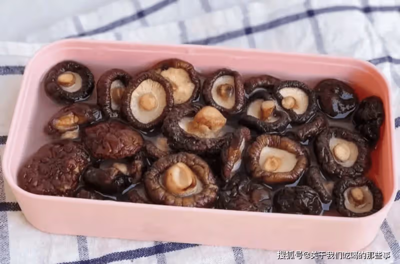 泡發乾香菇，記住不要直接用水泡，教你一招，10分鐘泡軟又乾淨