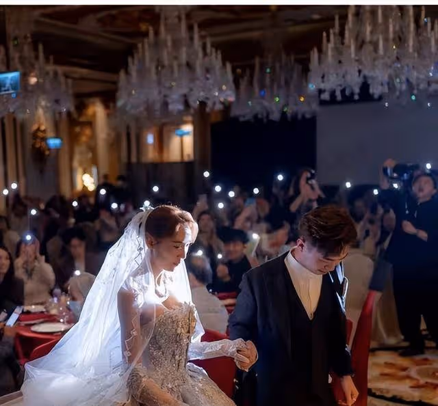 恭喜!TVB「東張女神」結婚,奢華壯觀,曾被困屋內慘遭粗暴對待