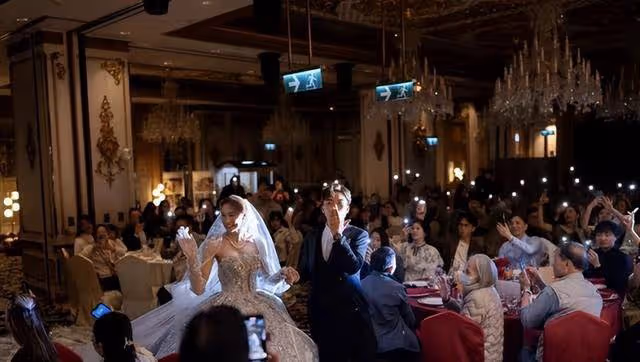 恭喜!TVB「東張女神」結婚,奢華壯觀,曾被困屋內慘遭粗暴對待