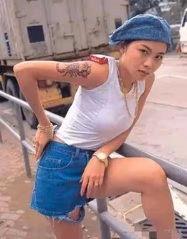 TVB前花旦近照曝光!52歲狀態驚艷,豪宅曝光,一生充滿傳奇