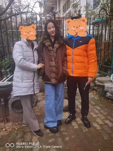 劉亦菲回武漢穿街走巷,穿喇叭牛仔褲,未施粉黛,像個普通大學生
