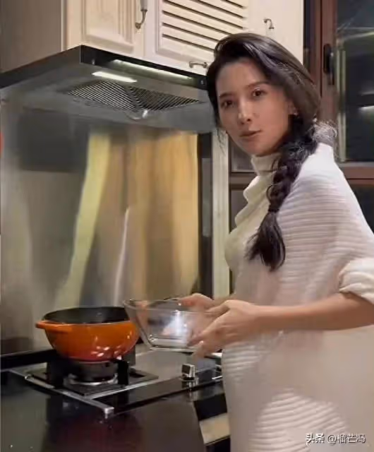 汪峰又要當爸了,網友從森林北的日常中發現她小腹隆起,疑似懷孕