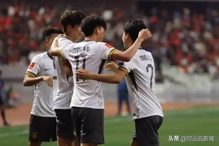 這還是中國足球嗎?5:2大勝,兩連勝提前小組出線!