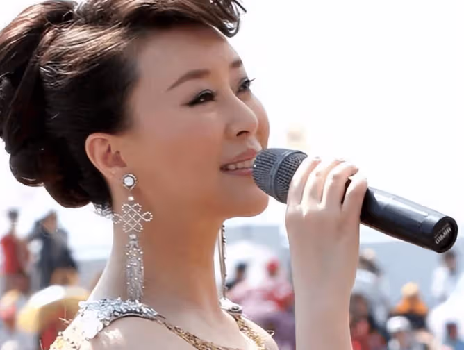 她是一代民歌天后,嫁給大37歲領導,離婚後單身至今