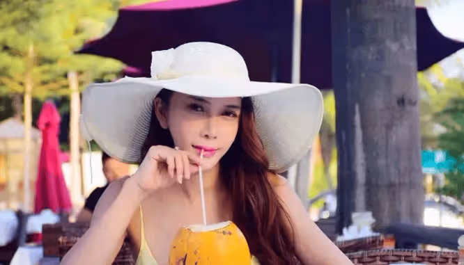 她憑「潘金蓮」爆紅,衣服都擋不住的身材,嫁完小矮人嫁巨無霸,如今怎麼樣了?