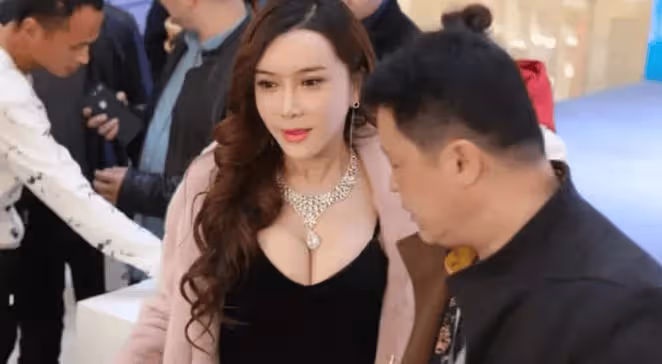 她憑「潘金蓮」爆紅,衣服都擋不住的身材,嫁完小矮人嫁巨無霸,如今怎麼樣了?