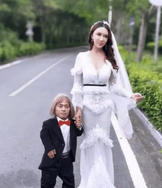 她憑「潘金蓮」爆紅,衣服都擋不住的身材,嫁完小矮人嫁巨無霸,如今怎麼樣了?