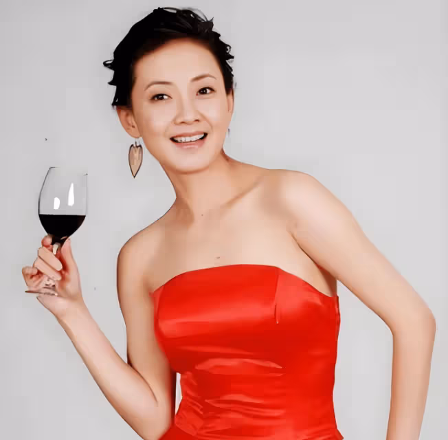 52歲演員牛莉，肥乳厚臀，豐腴圓潤的身材，微胖的曲線更有女人味