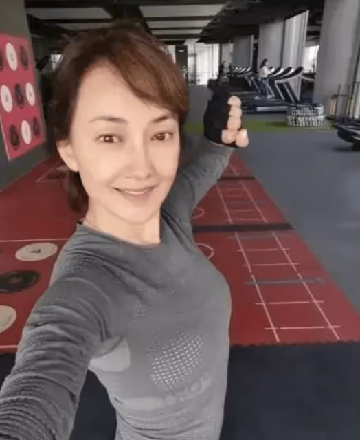 52歲演員牛莉，肥乳厚臀，豐腴圓潤的身材，微胖的曲線更有女人味