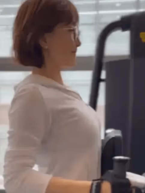 52歲演員牛莉，肥乳厚臀，豐腴圓潤的身材，微胖的曲線更有女人味