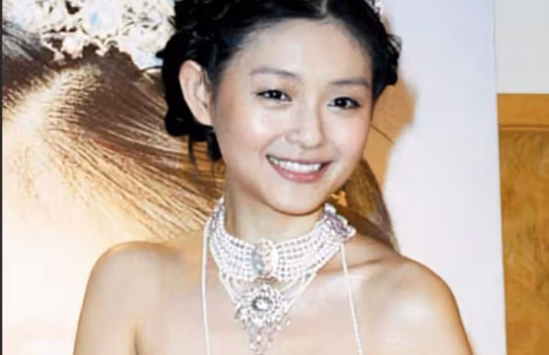 大S裝了一輩子的體面，被閨蜜一身「紅衣」撕了個粉碎