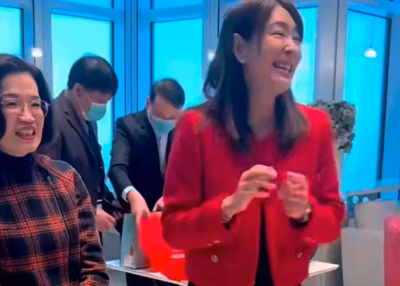 大S裝了一輩子的體面，被閨蜜一身「紅衣」撕了個粉碎
