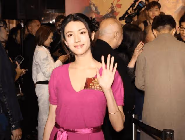 《哪吒2》香港隆重首映！蔡思貝、周星馳扮「哪吒」造勢！稱本來去內地看