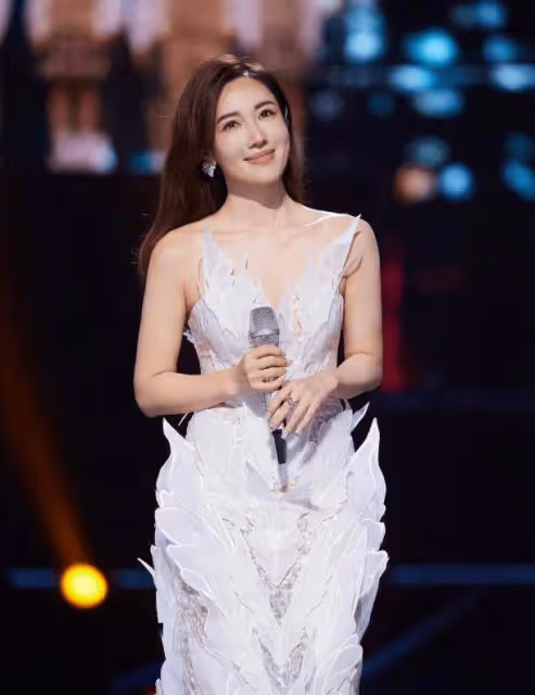 TVB前花旦解除婚約後全情投入重頭劇工作！ 網民呼籲不要剪短髮！稱大波浪美爆了