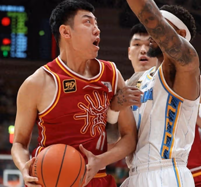100萬獎金!CBA3冠王加時逆轉,104-94:勇奪季軍,全隊開心慶祝