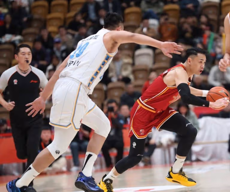 100萬獎金!CBA3冠王加時逆轉,104-94:勇奪季軍,全隊開心慶祝