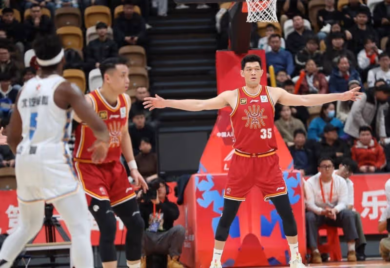 100萬獎金！CBA3冠王加時逆轉，104-94：勇奪季軍，全隊開心慶祝
