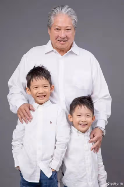 巨星洪金寶坐輪椅出席活動氣色不俗,一生低開高走,如今人生圓滿