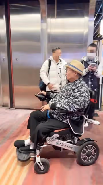 巨星洪金寶坐輪椅出席活動氣色不俗,一生低開高走,如今人生圓滿