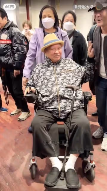 巨星洪金寶坐輪椅出席活動氣色不俗,一生低開高走,如今人生圓滿