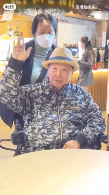 巨星洪金寶坐輪椅出席活動氣色不俗,一生低開高走,如今人生圓滿
