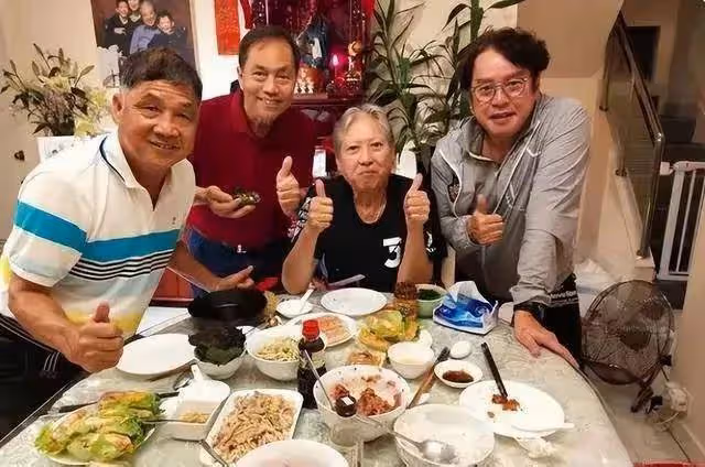 巨星洪金寶坐輪椅出席活動氣色不俗,一生低開高走,如今人生圓滿