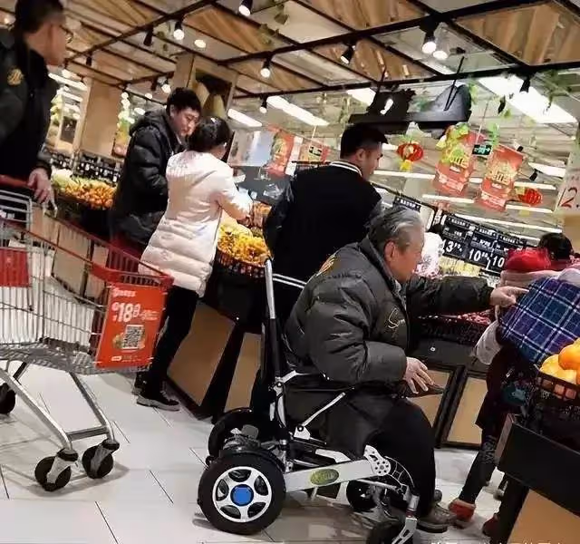 巨星洪金寶坐輪椅出席活動氣色不俗,一生低開高走,如今人生圓滿