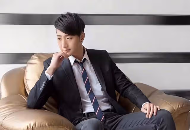 香港知名男星低調結婚,財產工資全部上交,做餐飲虧損超百萬