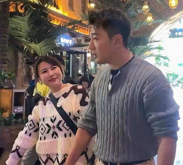香港知名男星低調結婚,財產工資全部上交,做餐飲虧損超百萬