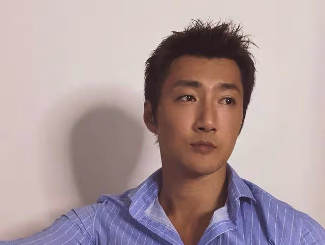 香港知名男星低調結婚,財產工資全部上交,做餐飲虧損超百萬
