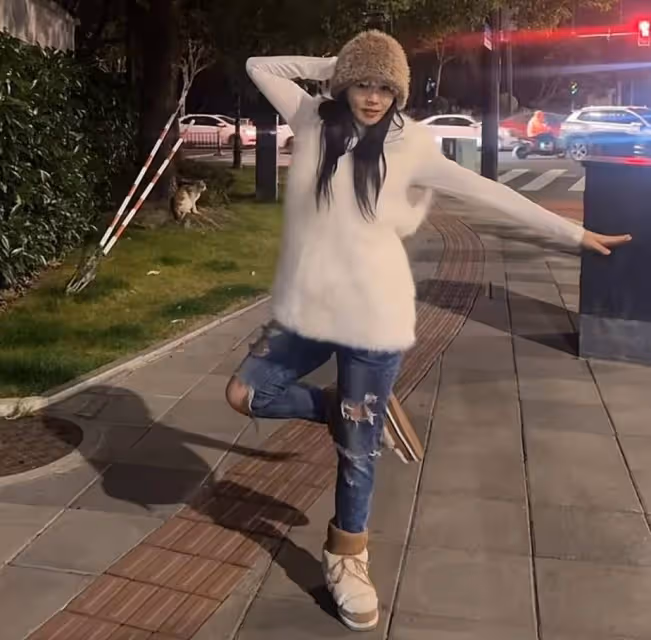 56歲伊能靜大冬天穿破洞牛仔褲室外跳舞,狀態逆生長太美了!