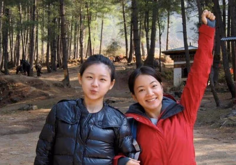 阿雅現身佛堂為大S祈福，手捧大S遺物表情嚴肅，為好姐妹誦念經文
