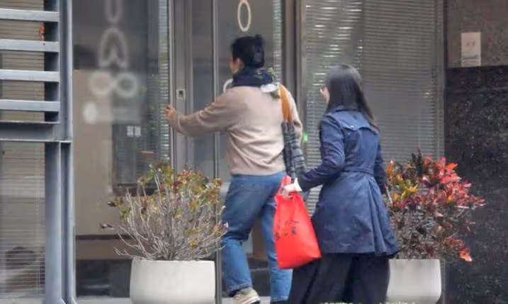 阿雅現身佛堂為大S祈福，手捧大S遺物表情嚴肅，為好姐妹誦念經文