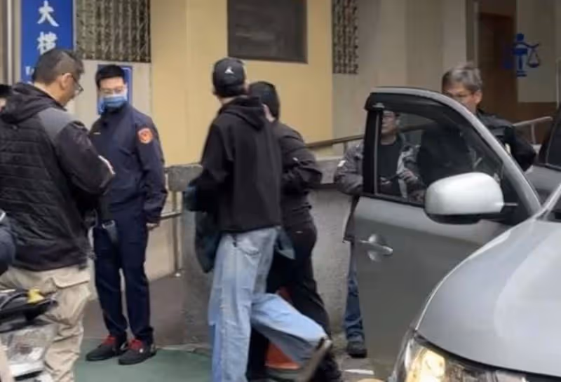 王大陸爸爸對兒子逃兵役很失望，父子私下沒聯絡，抱怨他不聽話