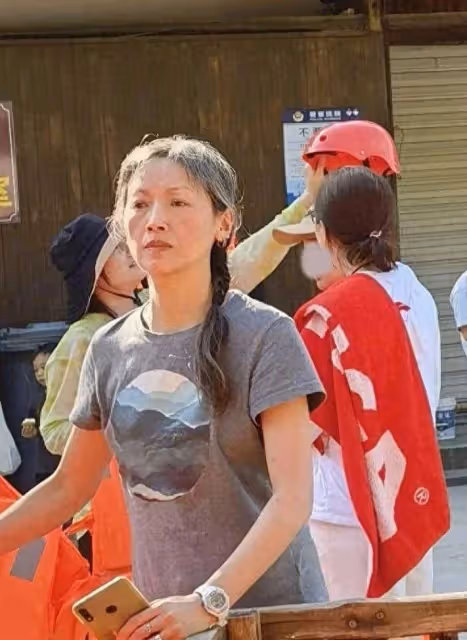 56歲港星吳倩蓮罕見露面,滿頭白髮顯清瘦,扎辮子氣質狀態佳