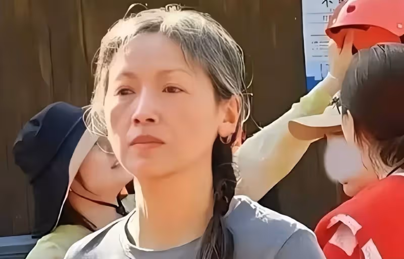 56歲港星吳倩蓮罕見露面,滿頭白髮顯清瘦,扎辮子氣質狀態佳
