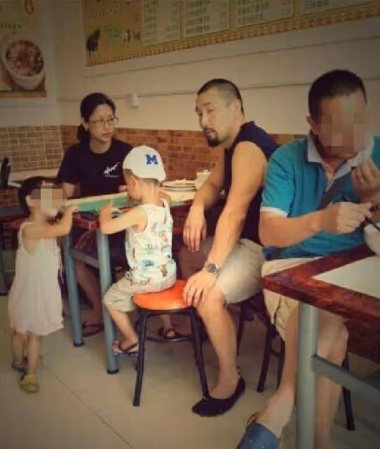 56歲港星吳倩蓮罕見露面,滿頭白髮顯清瘦,扎辮子氣質狀態佳