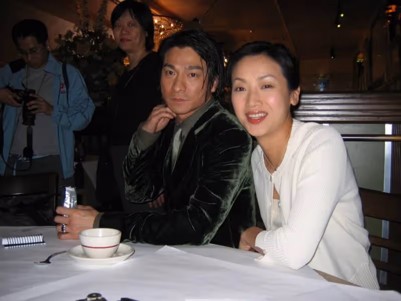 56歲港星吳倩蓮罕見露面，滿頭白髮顯清瘦，扎辮子氣質狀態佳