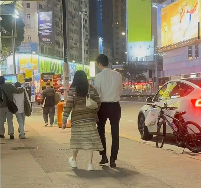 恭喜!香港知名女星懷孕多月臨盆在即,挺巨大孕肚和老公牽手上街