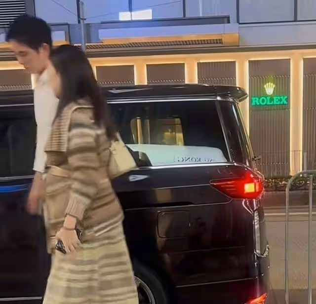 恭喜!香港知名女星懷孕多月臨盆在即,挺巨大孕肚和老公牽手上街