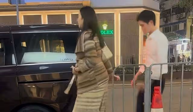 恭喜!香港知名女星懷孕多月臨盆在即,挺巨大孕肚和老公牽手上街