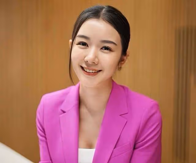 恭喜!香港知名女星懷孕多月臨盆在即,挺巨大孕肚和老公牽手上街