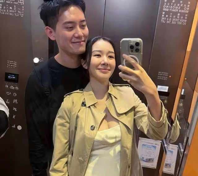 恭喜!香港知名女星懷孕多月臨盆在即,挺巨大孕肚和老公牽手上街