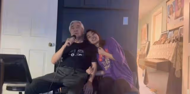 溫馨!79歲秦沛與女兒K歌好精神,曾與前妻爭撫養權不惜傾家蕩產