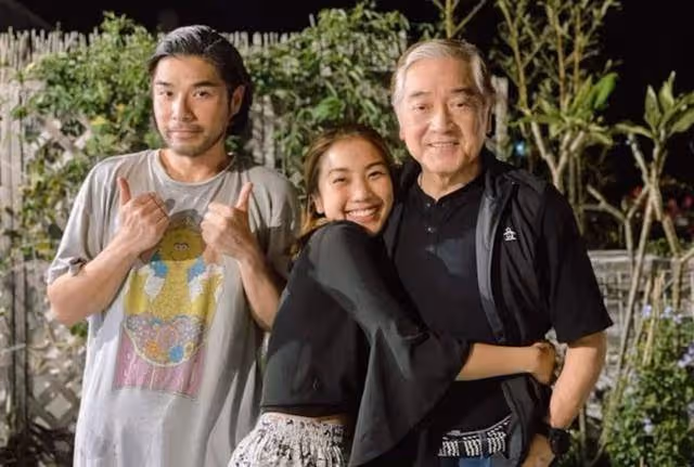 溫馨!79歲秦沛與女兒K歌好精神,曾與前妻爭撫養權不惜傾家蕩產