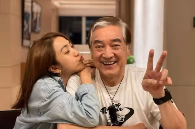 溫馨!79歲秦沛與女兒K歌好精神,曾與前妻爭撫養權不惜傾家蕩產