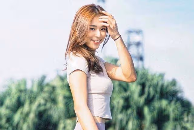 TVB女星擁有完美背肌,曬健身照尷尬走光,前男友為其墜樓自殺