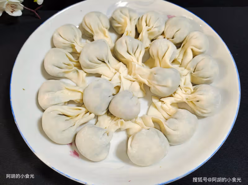 薺菜、韭菜靠邊站!春天太適合吃這菜,調餡時加一把,清香不膩、滿口新鮮,吃出春天好味道