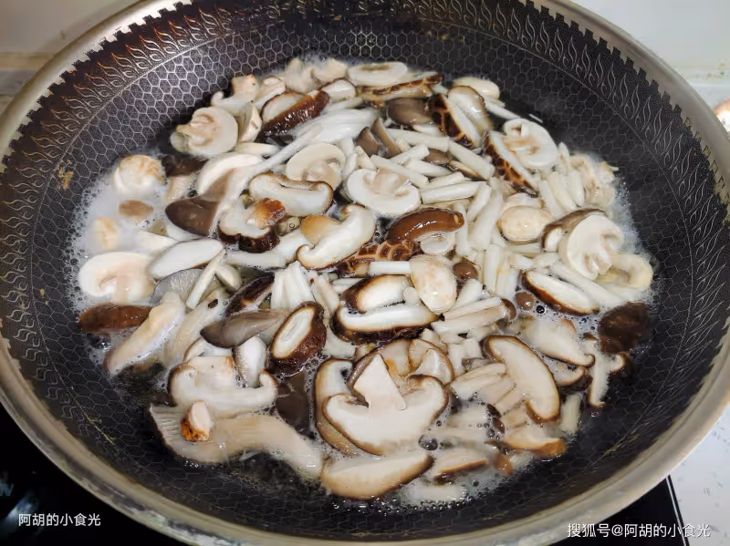 春天太適合吃這菜了,一口18種胺基酸!熱乎乎一鍋出,食材豐富、滿口鮮香滑嫩,上桌全家都愛